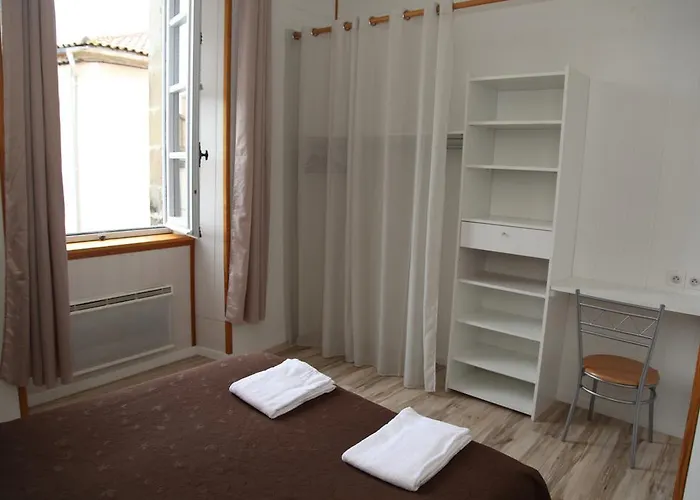 Pensión Café De France *